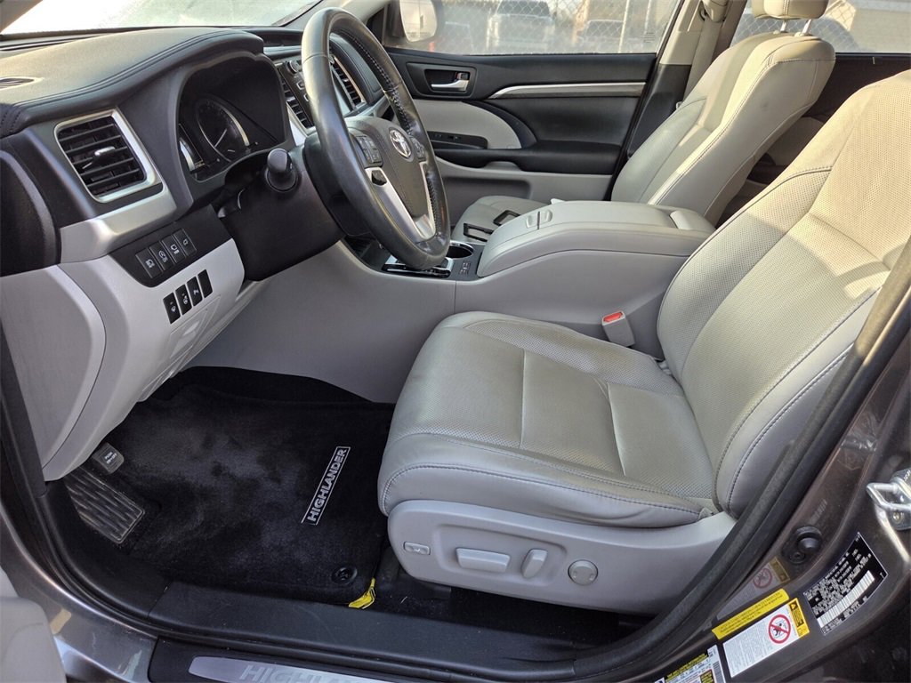 Used 2018 Toyota Highlander Limited Platinum image 2