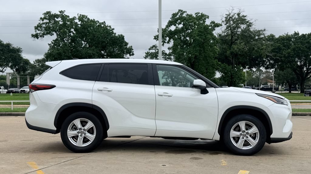 Used 2024 Toyota Highlander LE FWD image 6