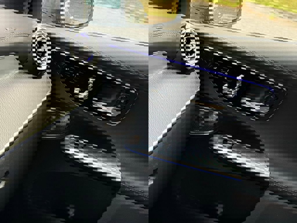 Used 2025 Mercedes-Benz GLC 300 image 40