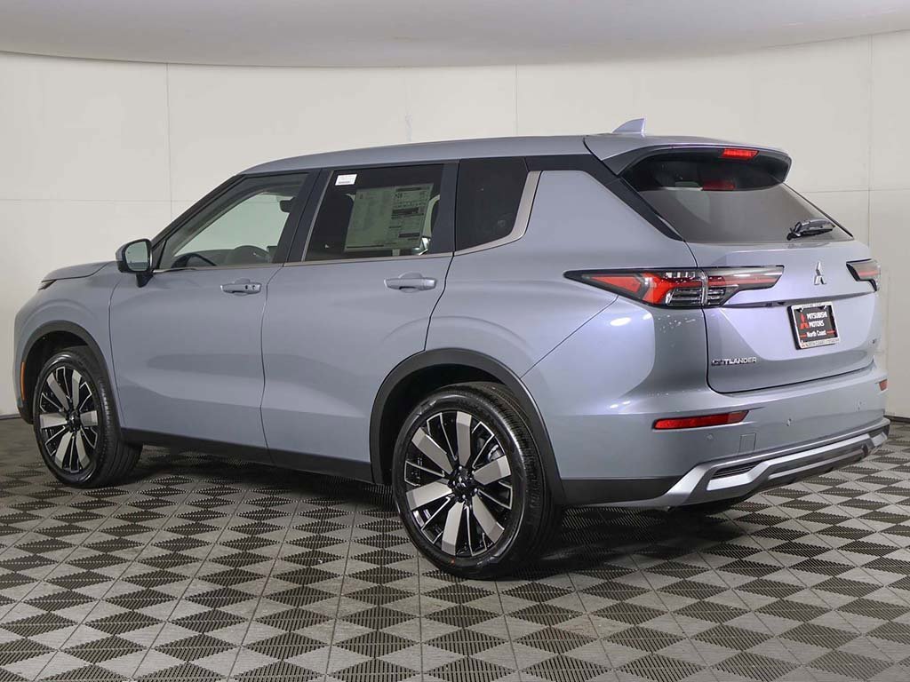 New 2025 Mitsubishi Outlander SE image 11