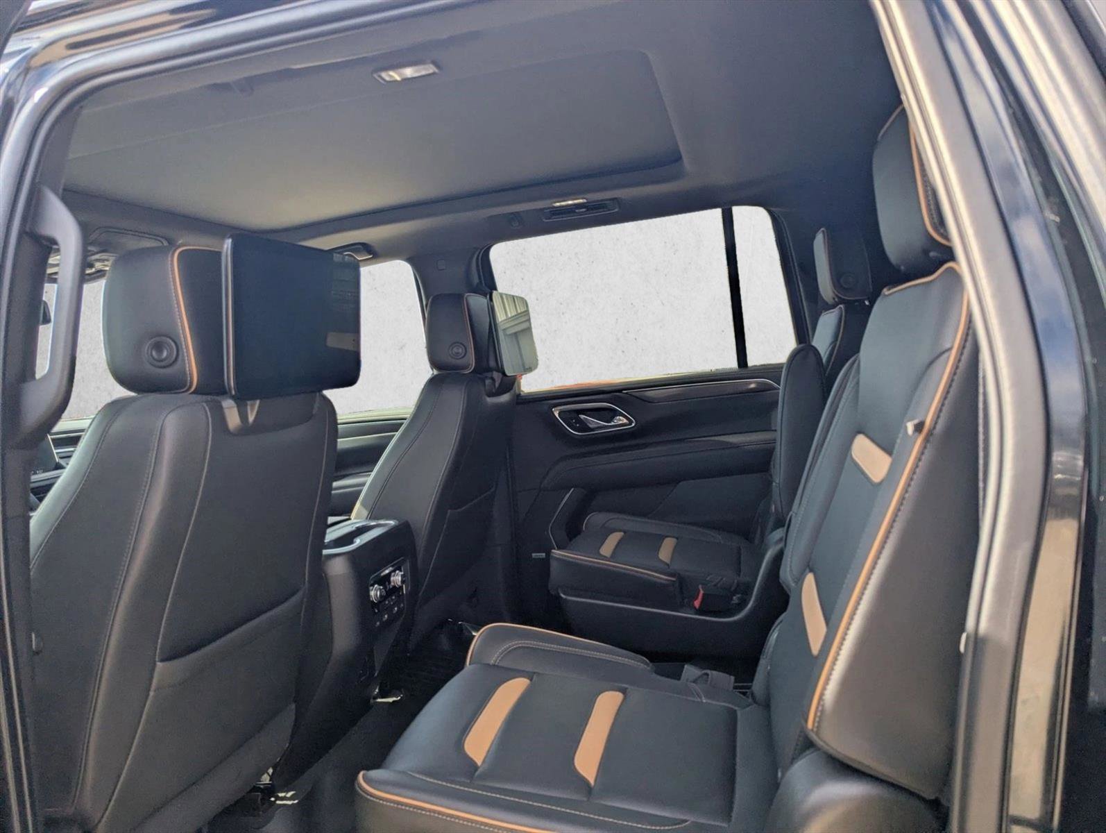 Used 2021 GMC Yukon XL AT4 w/ AT4 Premium Plus Package AWD/4WD image 13