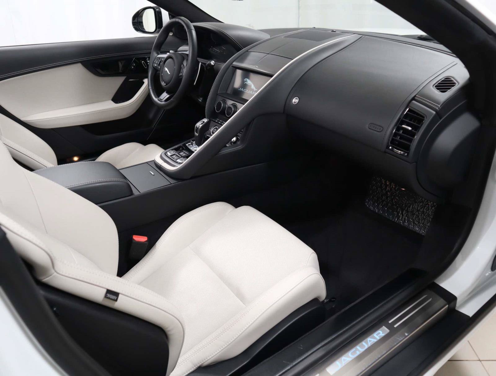 Used 2024 Jaguar F-TYPE Convertible AWD image 18