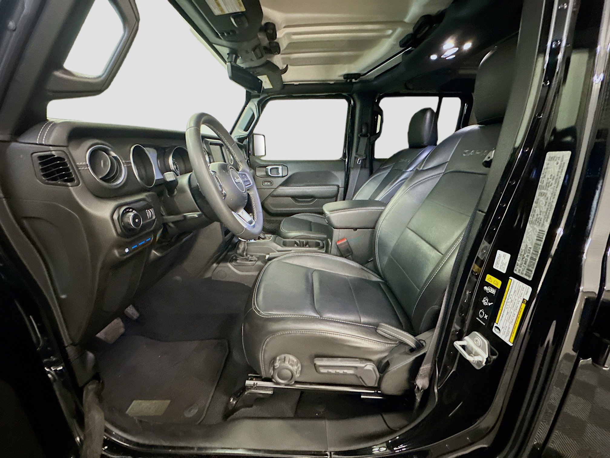 Used 2023 Jeep Wrangler Sahara image 13