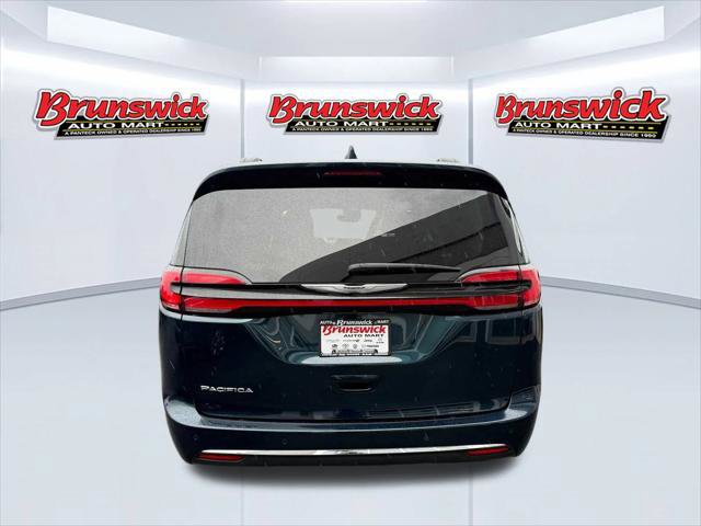 Certified 2022 Chrysler Pacifica Touring-L w/ Uconnect Theater Family Group image 5