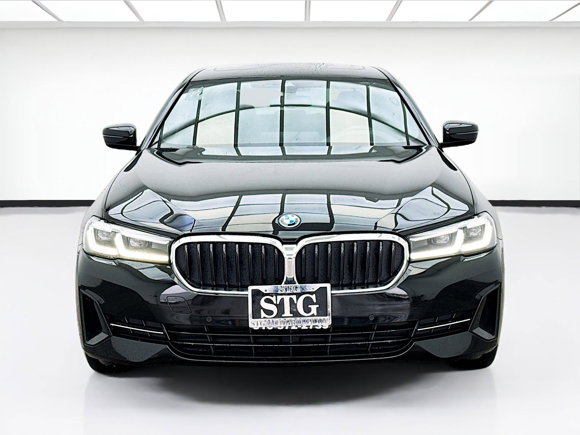 Used 2023 BMW 530e w/ Premium Package image 2