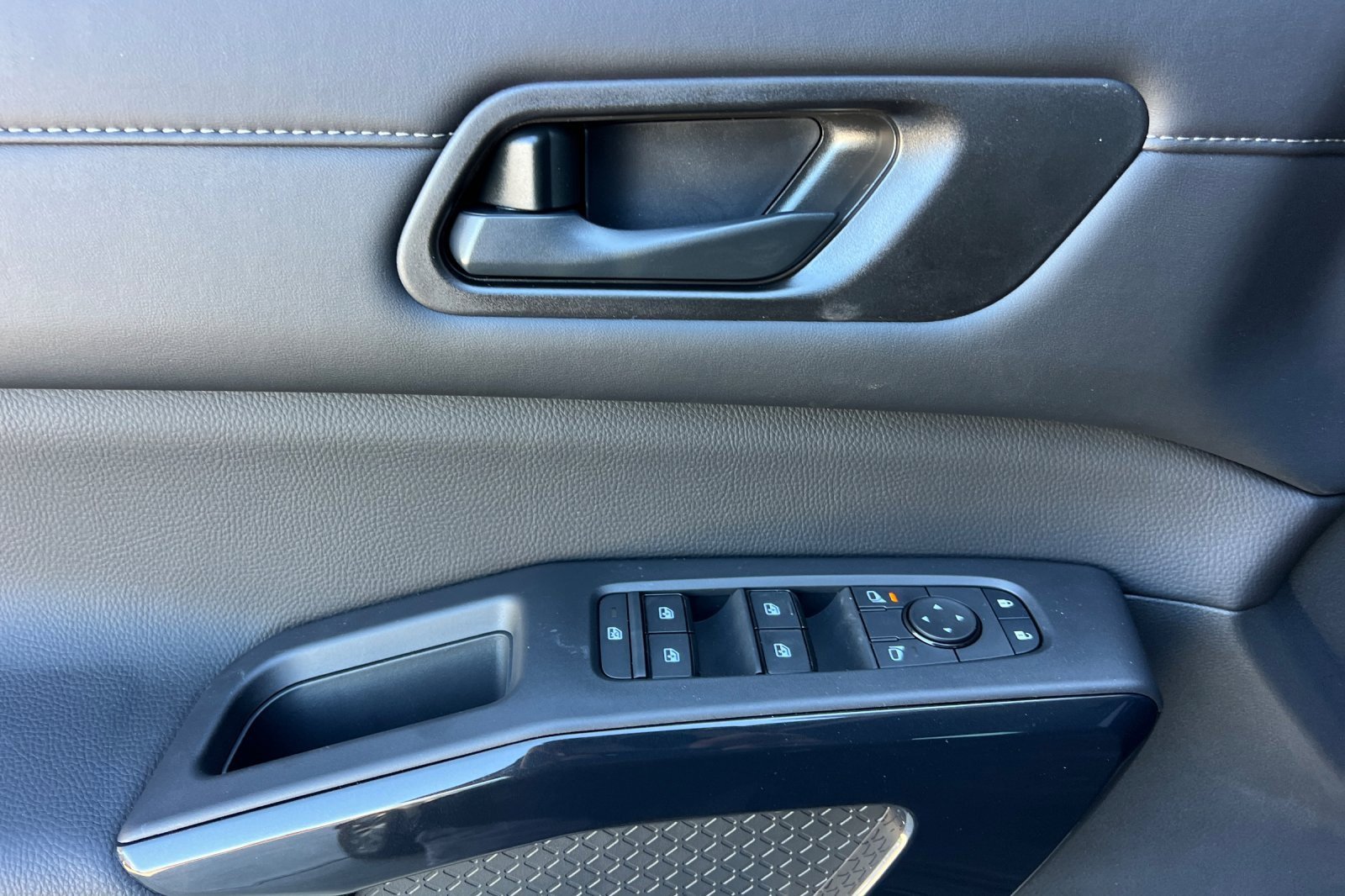 New 2025 Nissan Pathfinder SV w/ Cargo Package image 12