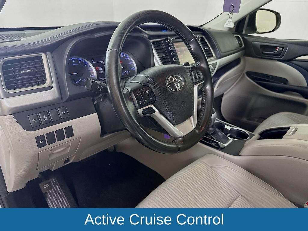 Used 2018 Toyota Highlander Plus FWD image 10