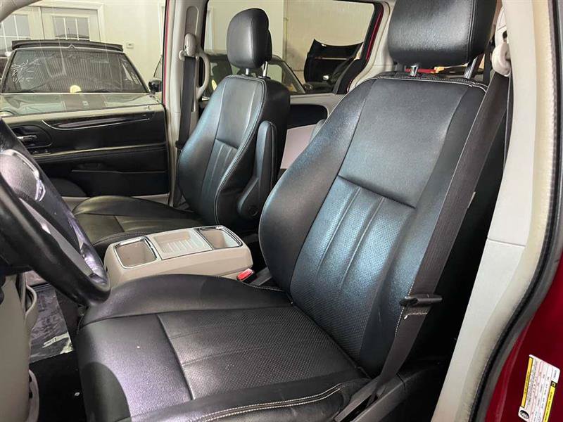 Used 2015 Chrysler Town & Country Touring-L w/ Driver Convenience Group FWD image 27