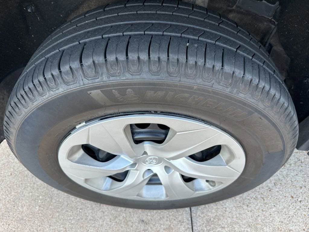 Used 2019 Toyota RAV4 LE AWD/4WD image 20