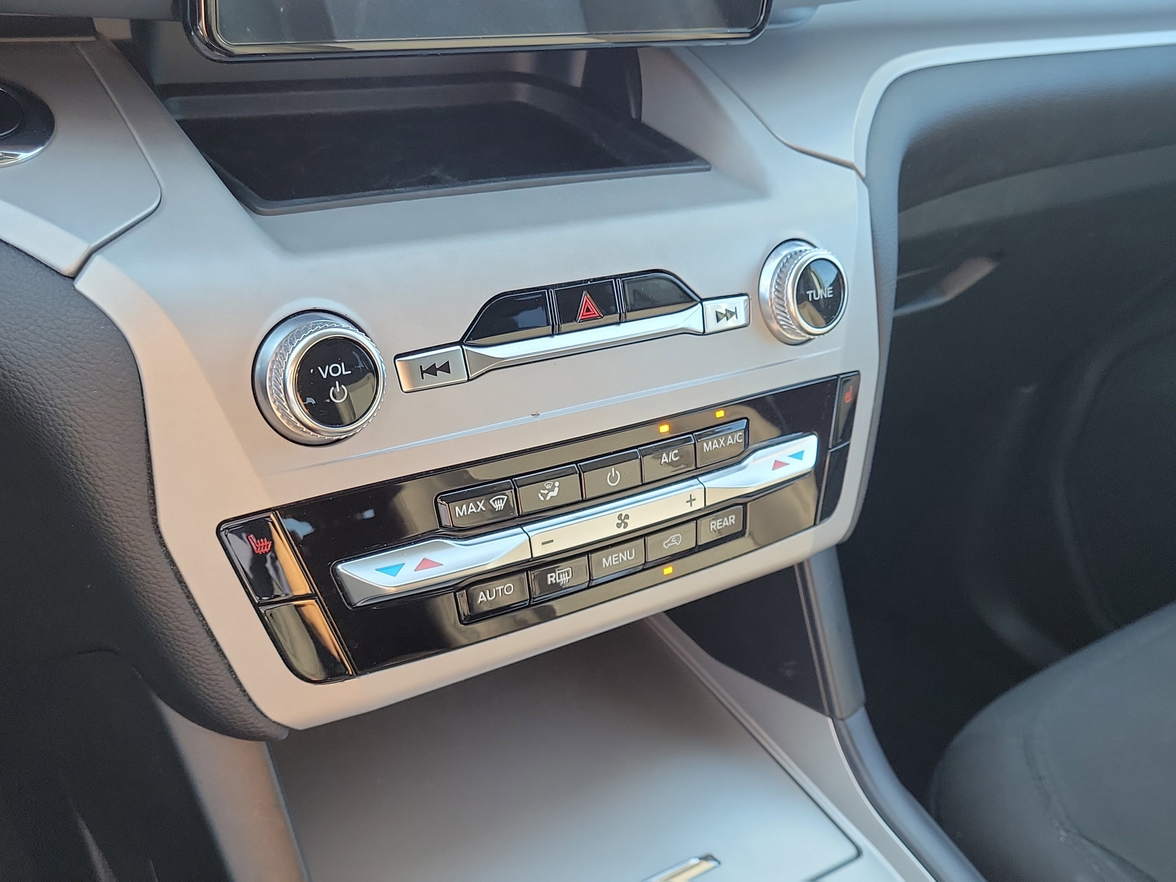 Used 2023 Ford Explorer XLT image 19