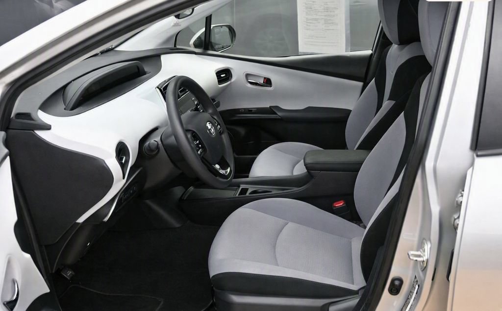 Used 2022 Toyota Prius LE FWD image 16
