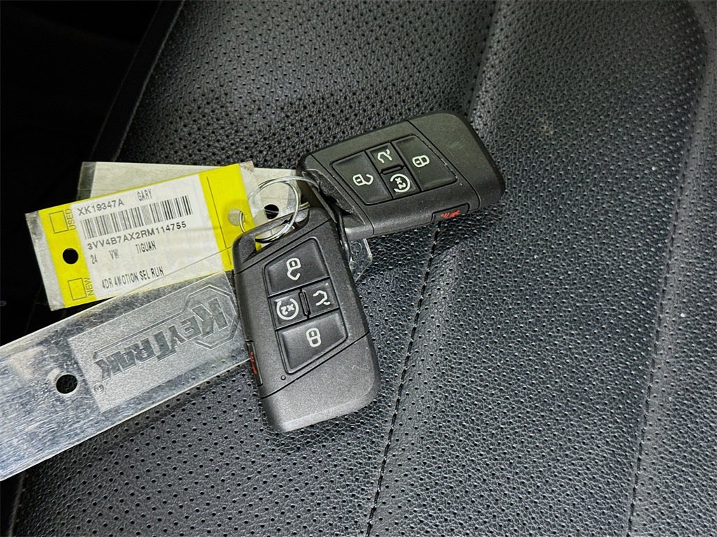 Used 2024 Volkswagen Tiguan SEL R-Line image 35