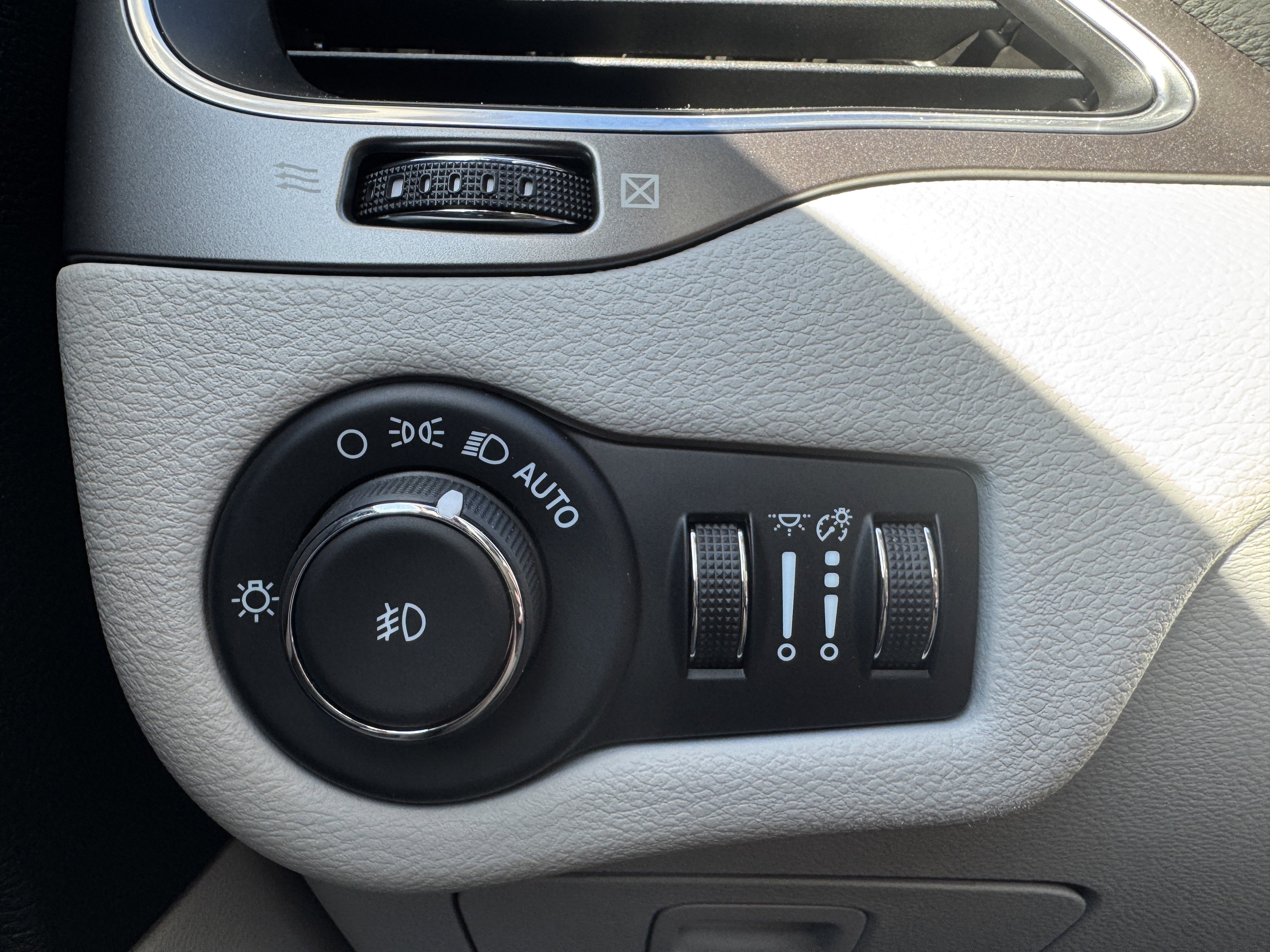 Used 2021 Jeep Cherokee Latitude Lux w/ Trailer Tow Group image 32