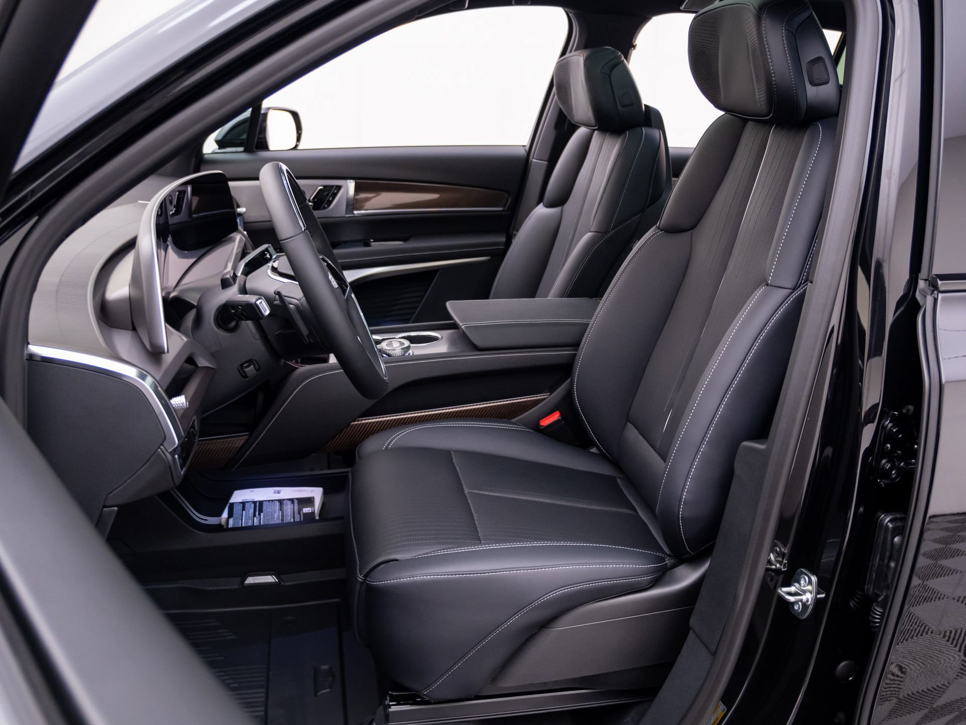 New 2027 Cadillac Vistiq Sport w/ LPO, Floor Liner Package AWD/4WD image 14