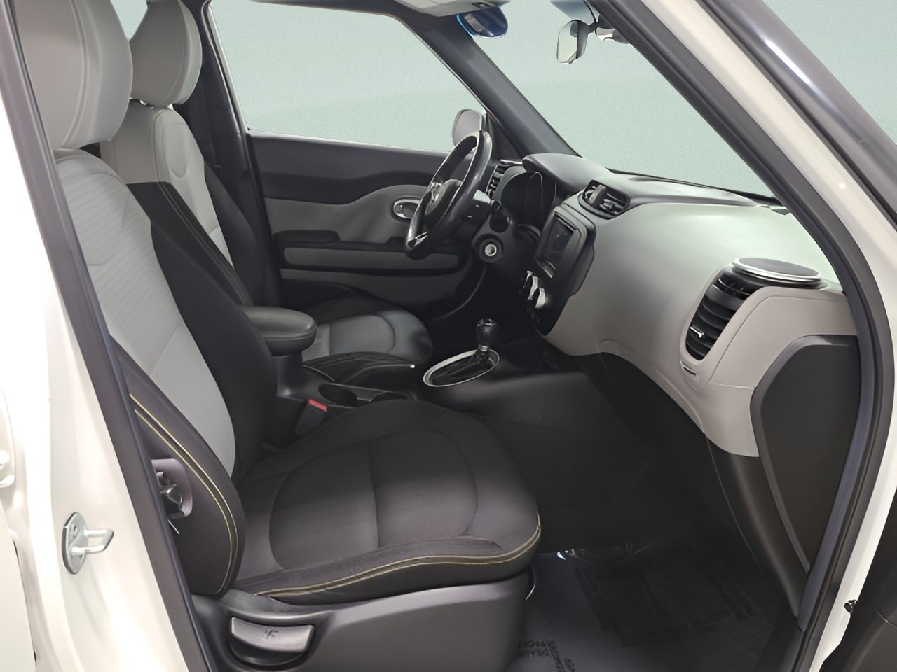 Used 2014 Kia Soul + FWD image 9