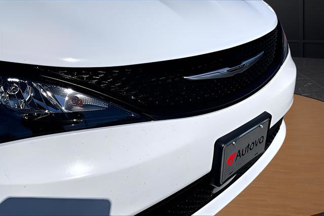 Used 2022 Chrysler Voyager LX image 30