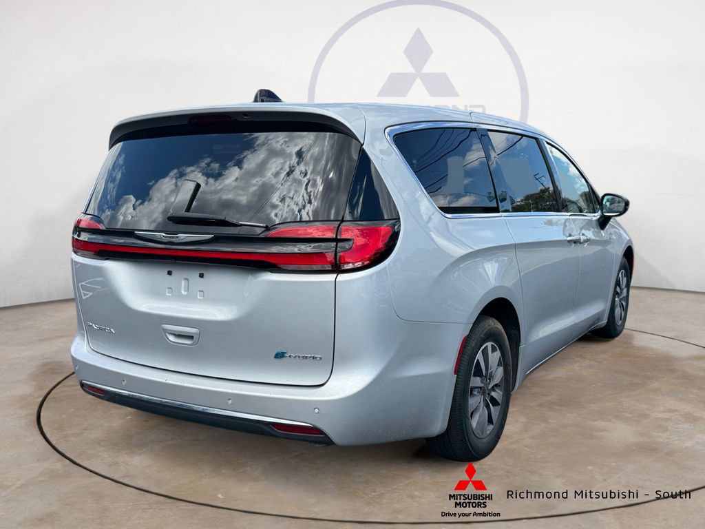 Used 2024 Chrysler Pacifica Limited FWD image 3