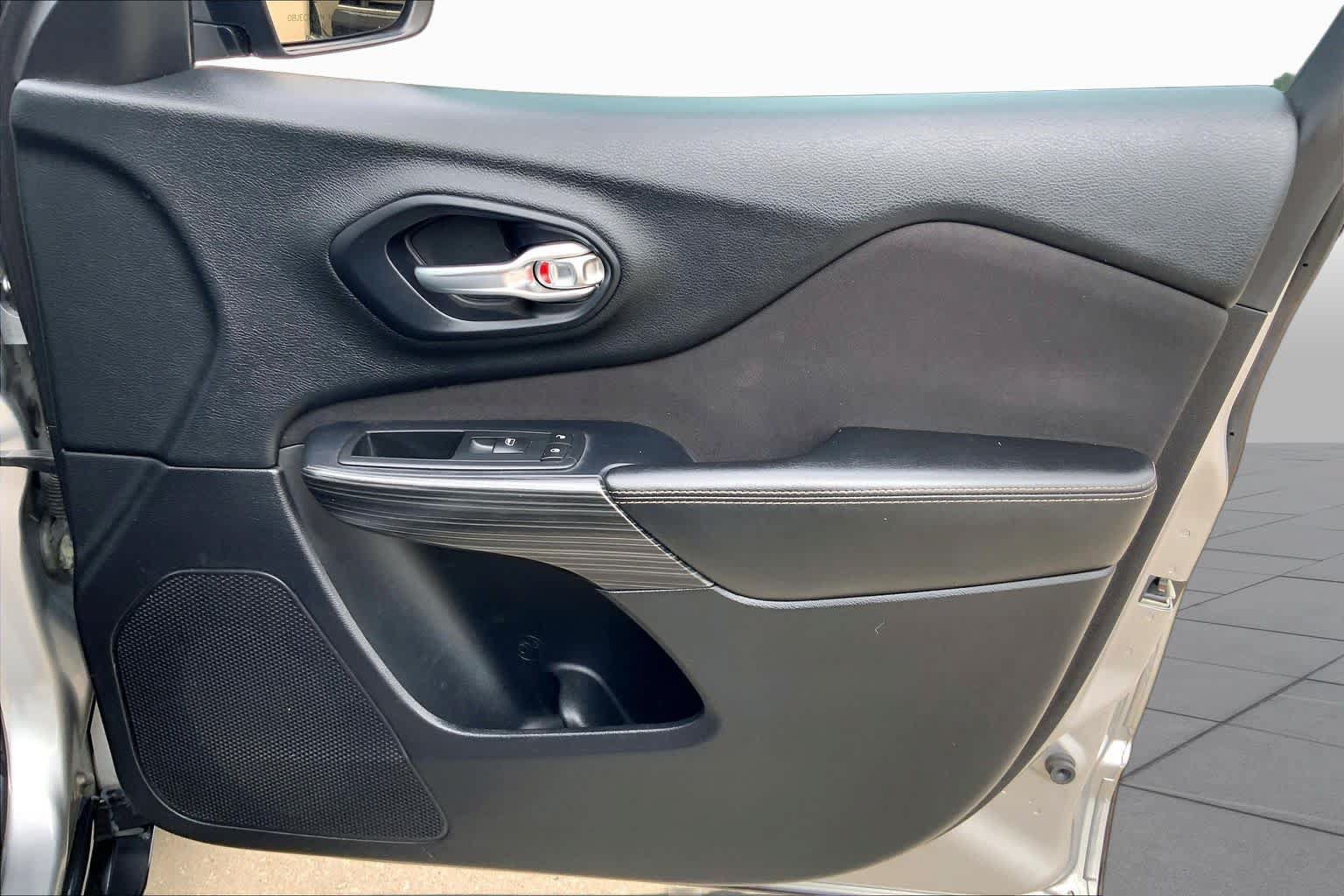 Used 2016 Jeep Cherokee Sport FWD image 23