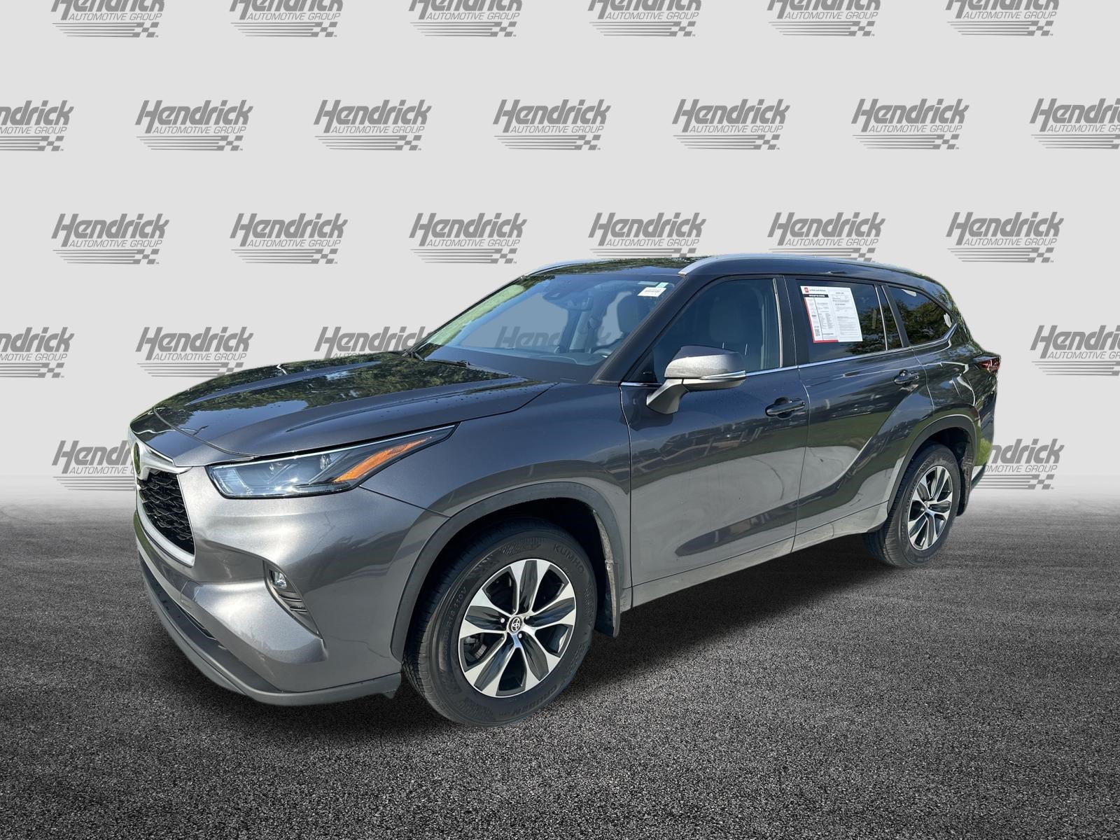 Used 2024 Toyota Highlander XLE FWD image 5