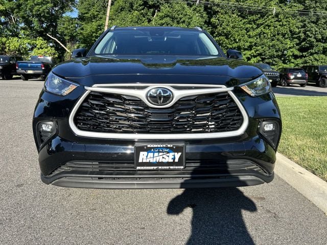 Used 2023 Toyota Highlander XLE AWD/4WD image 3