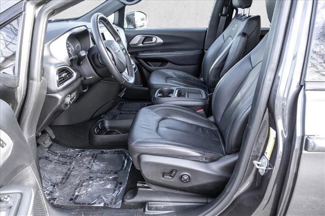 Used 2020 Chrysler Pacifica Touring-L image 11