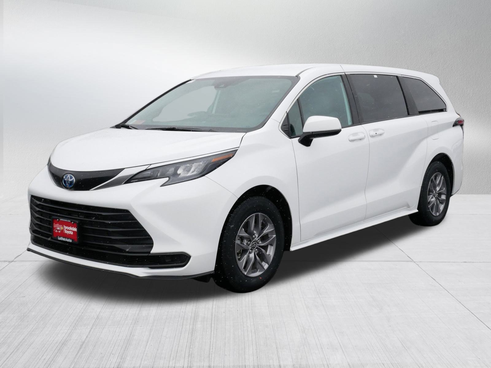 Certified 2025 Toyota Sienna LE image 3