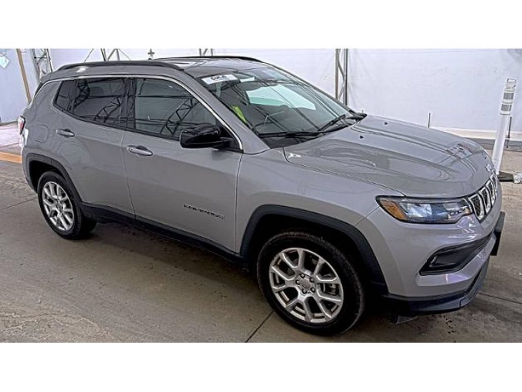 Used 2023 Jeep Compass Latitude AWD/4WD image 3