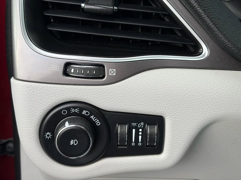 Used 2021 Jeep Cherokee Latitude Plus image 14