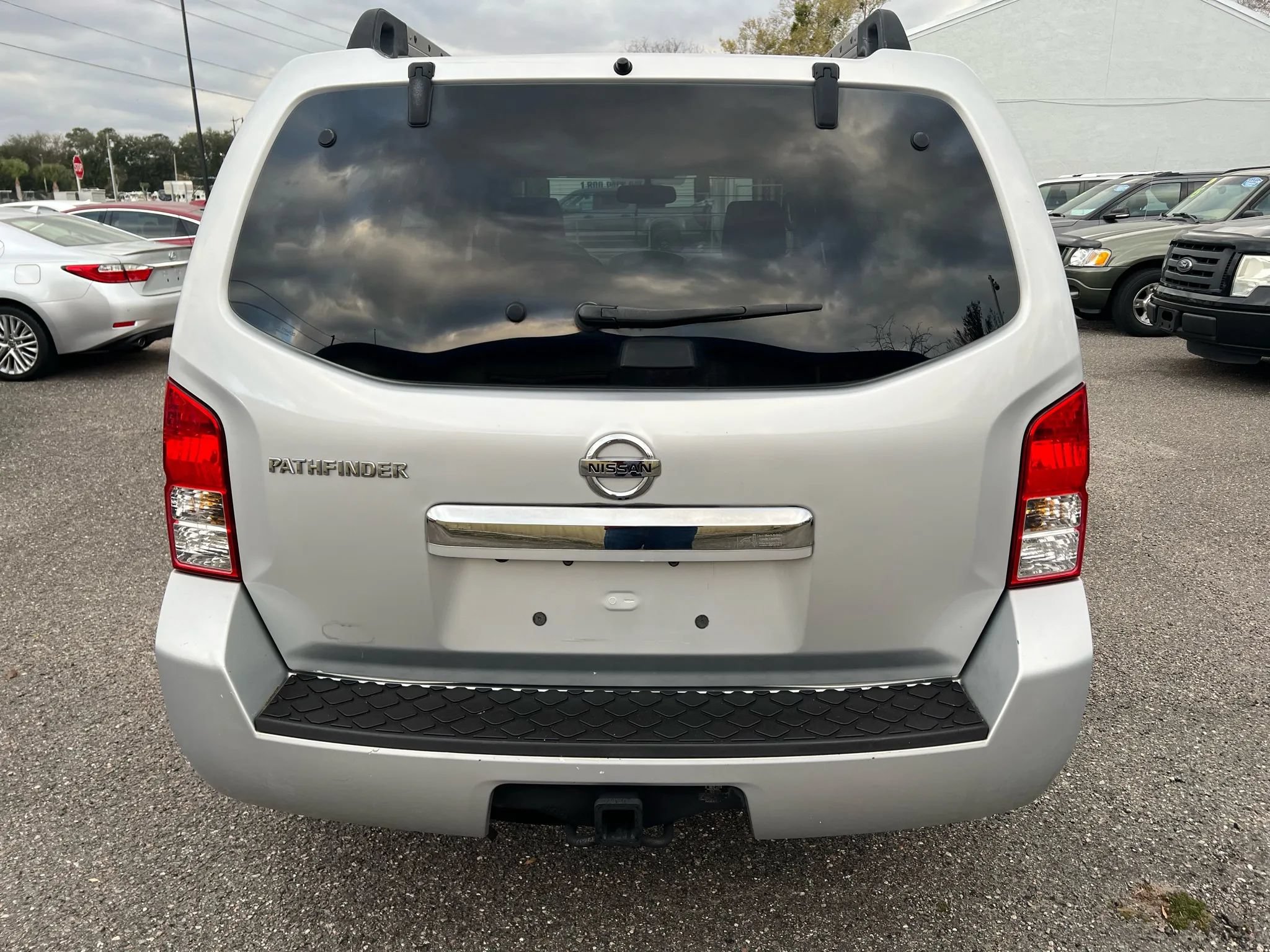 Used 2011 Nissan Pathfinder SV RWD image 4