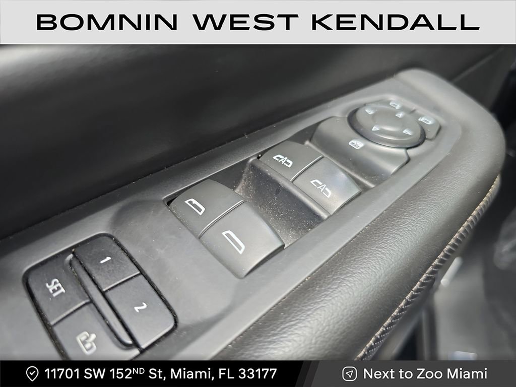 Used 2023 GMC Yukon XL SLT image 13