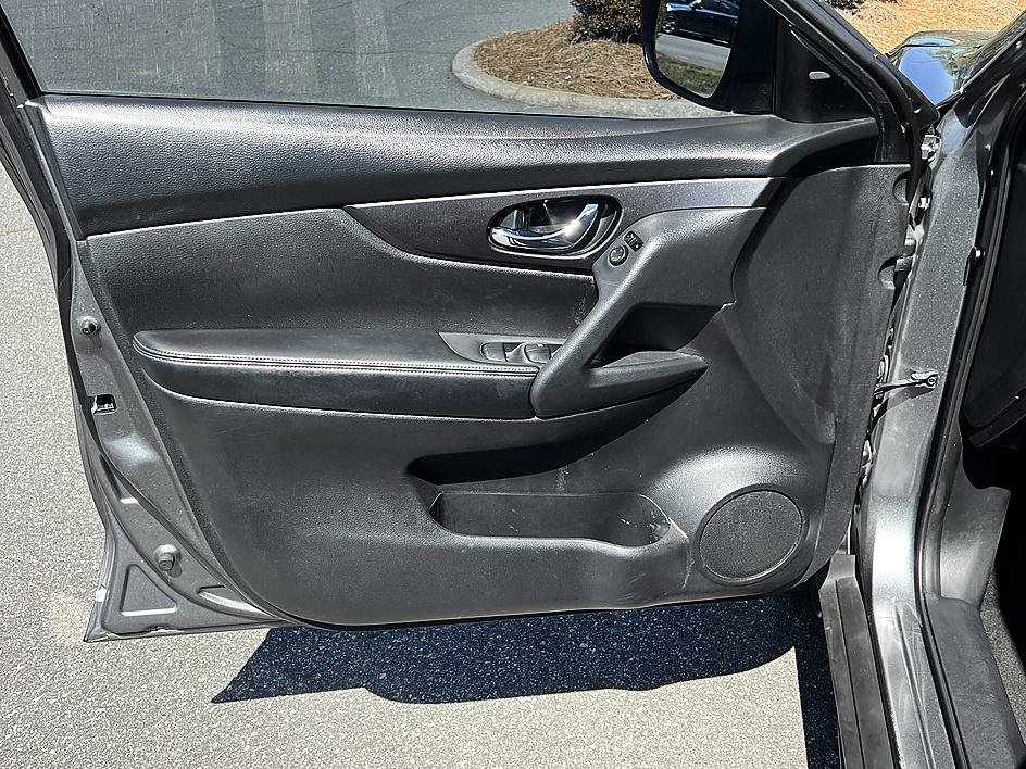 Used 2020 Nissan Rogue SV FWD image 19