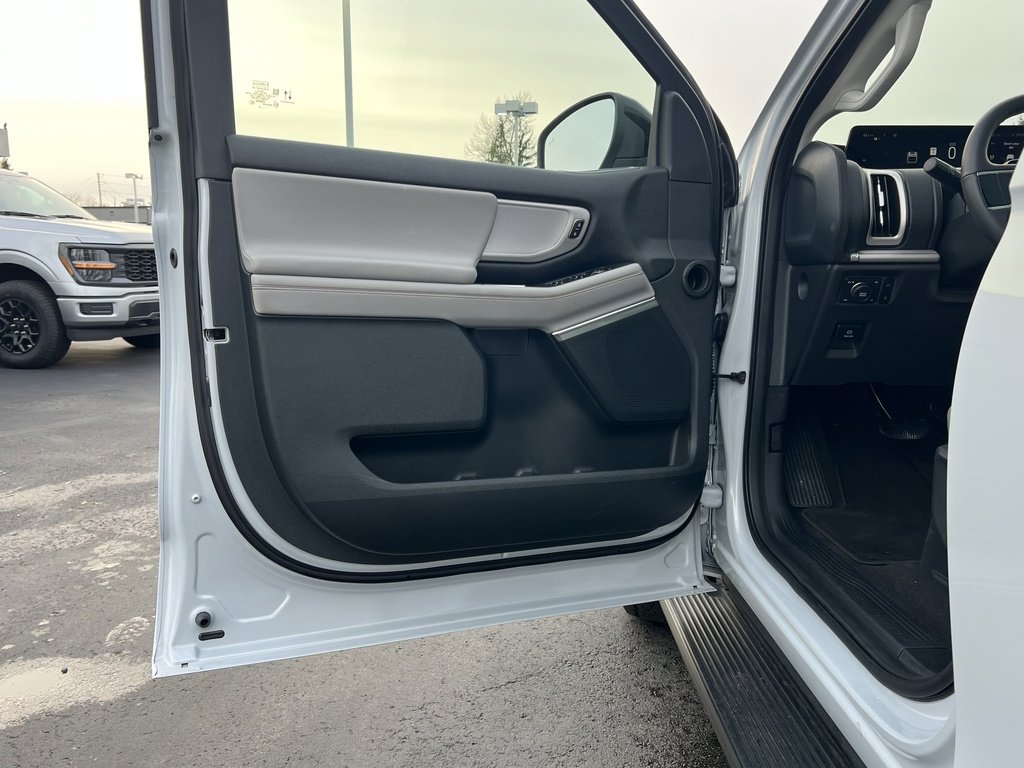 Certified 2025 Ford Expedition Active image 11