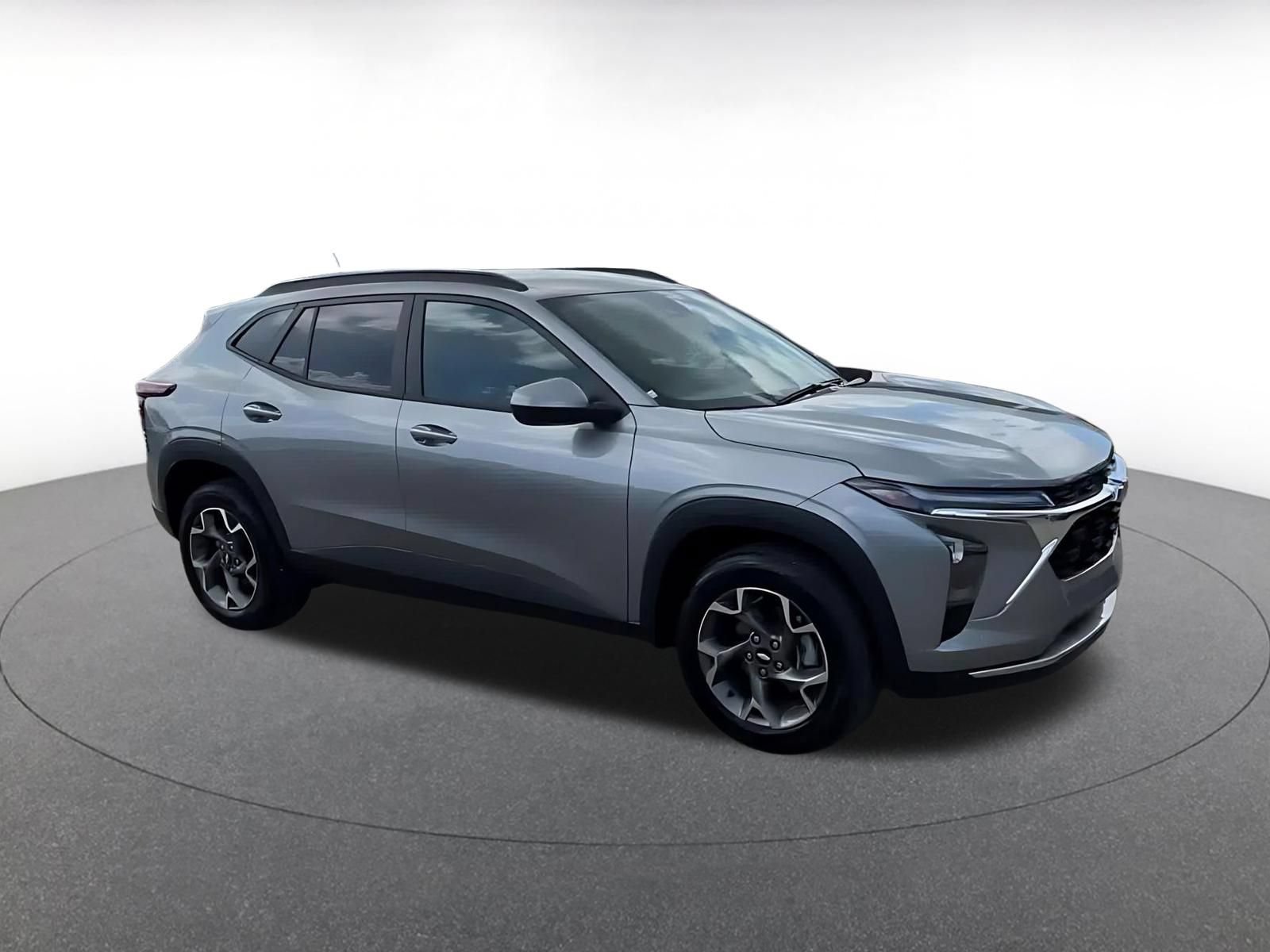 Used 2025 Chevrolet Trax LT FWD image 2