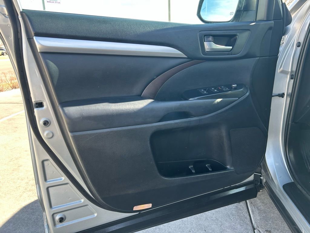 Used 2019 Toyota Highlander XLE image 24