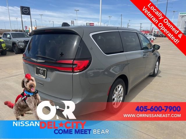 Used 2023 Chrysler Pacifica Touring-L image 5