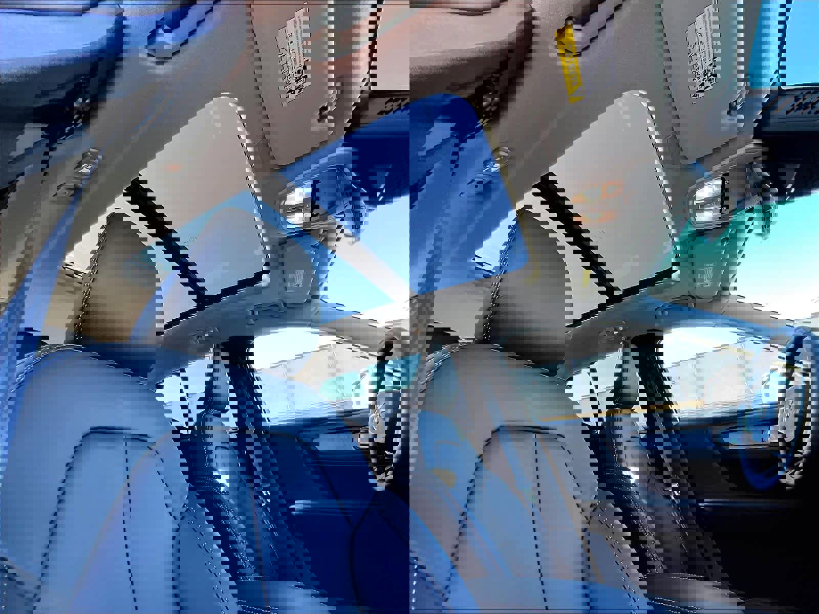 Used 2025 Volvo XC40 B5 Plus image 24