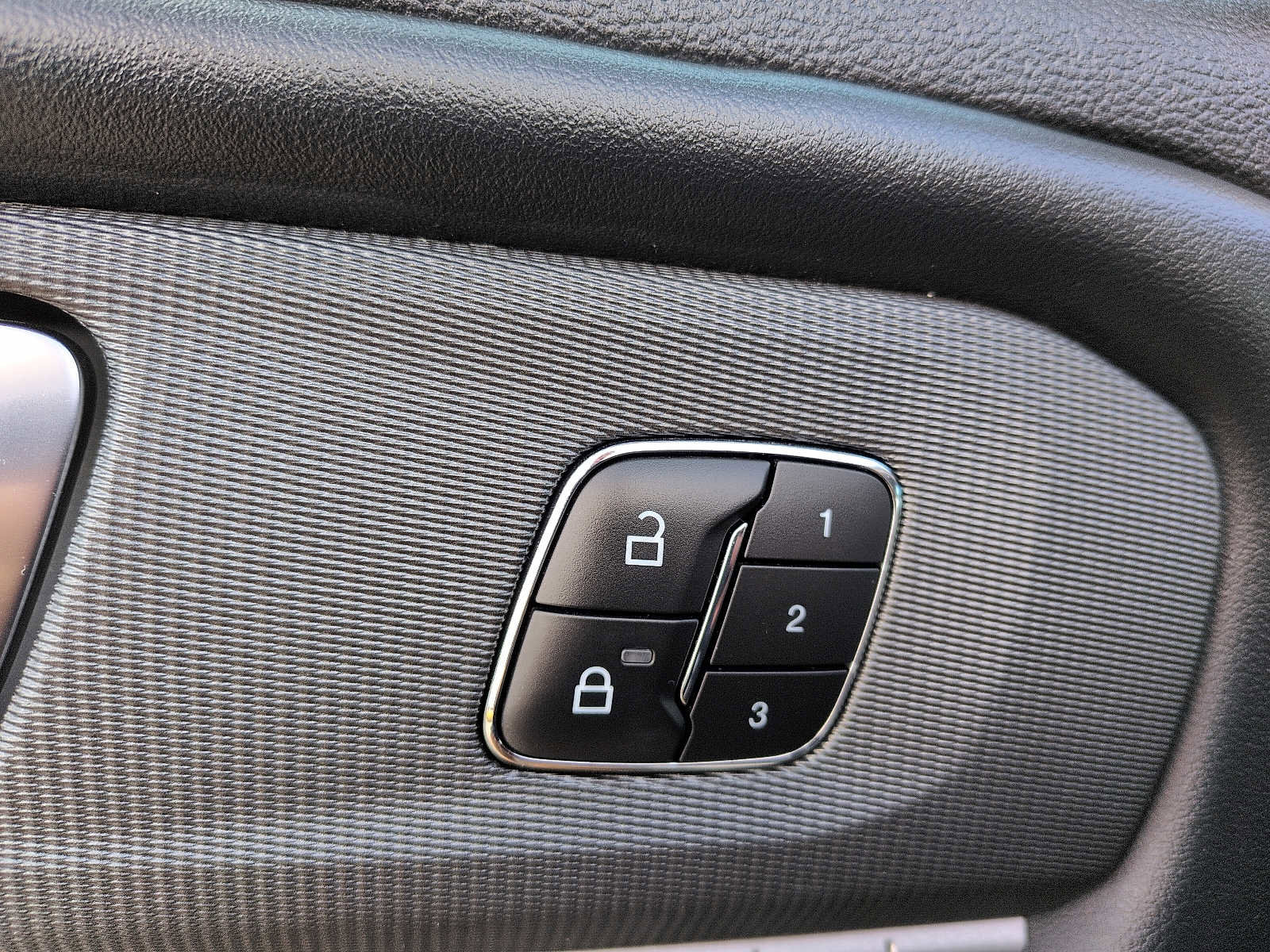 Used 2025 Ford Explorer ST image 16