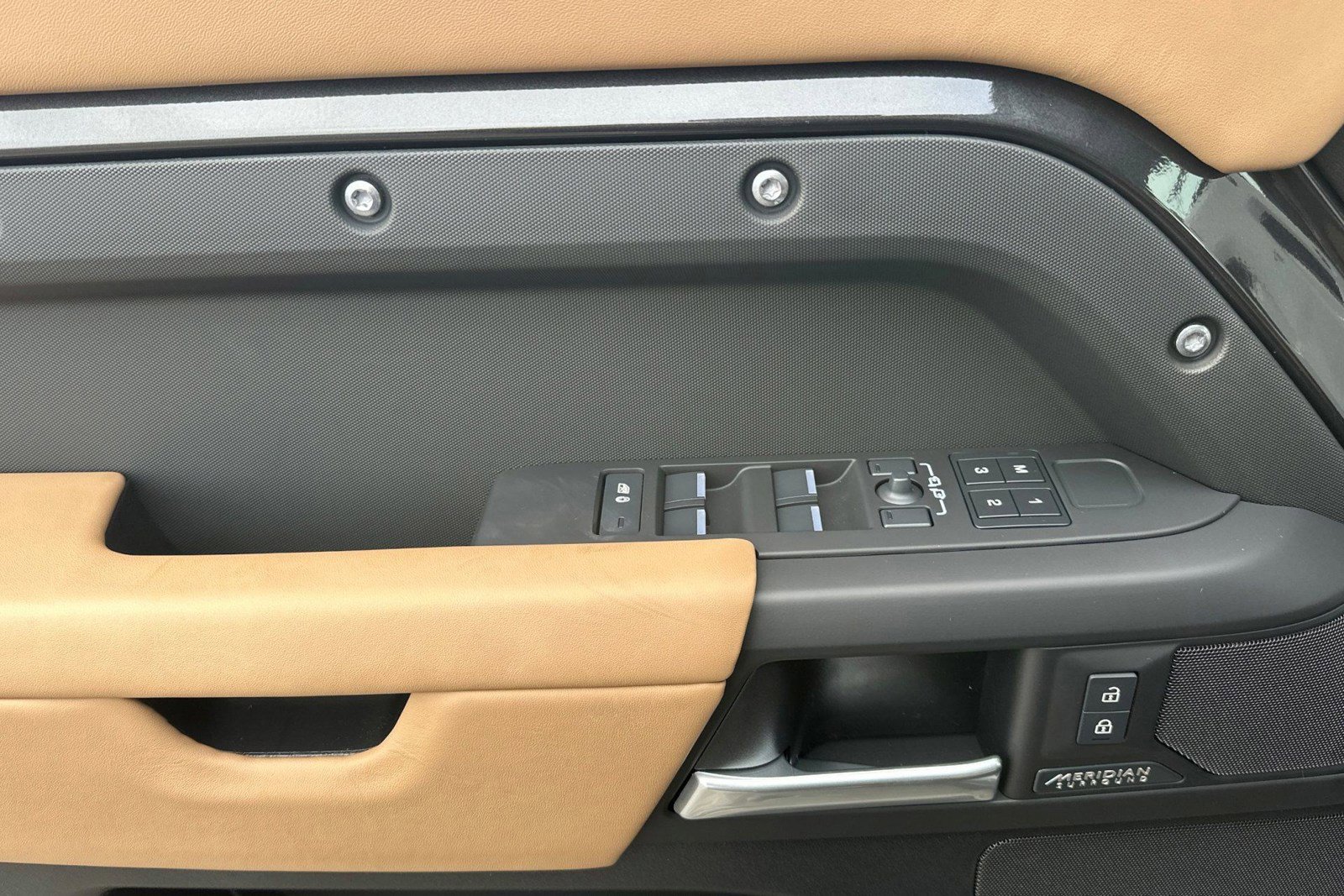 New 2026 Land Rover Defender 130 X-Dynamic SE image 13