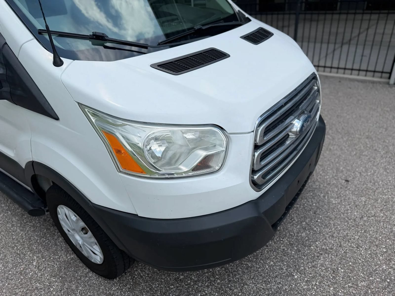 Used 2015 Ford Transit 250 130 Low Roof w/ Exterior Upgrade Package RWD image 2