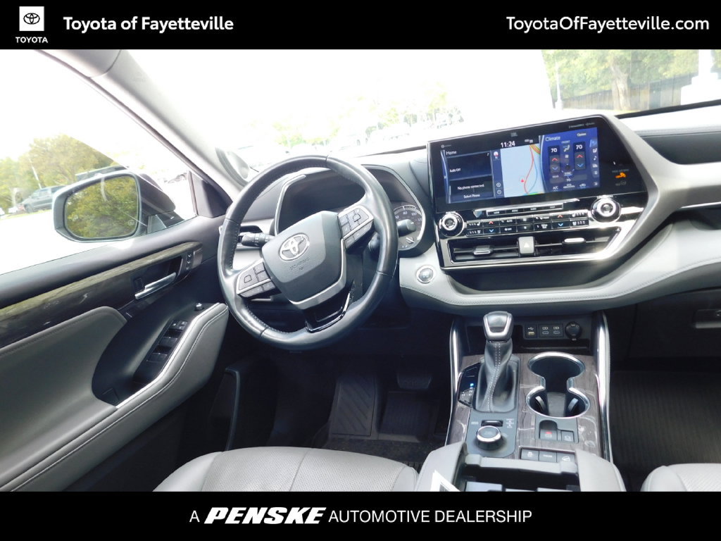 Used 2022 Toyota Highlander Limited AWD/4WD image 2