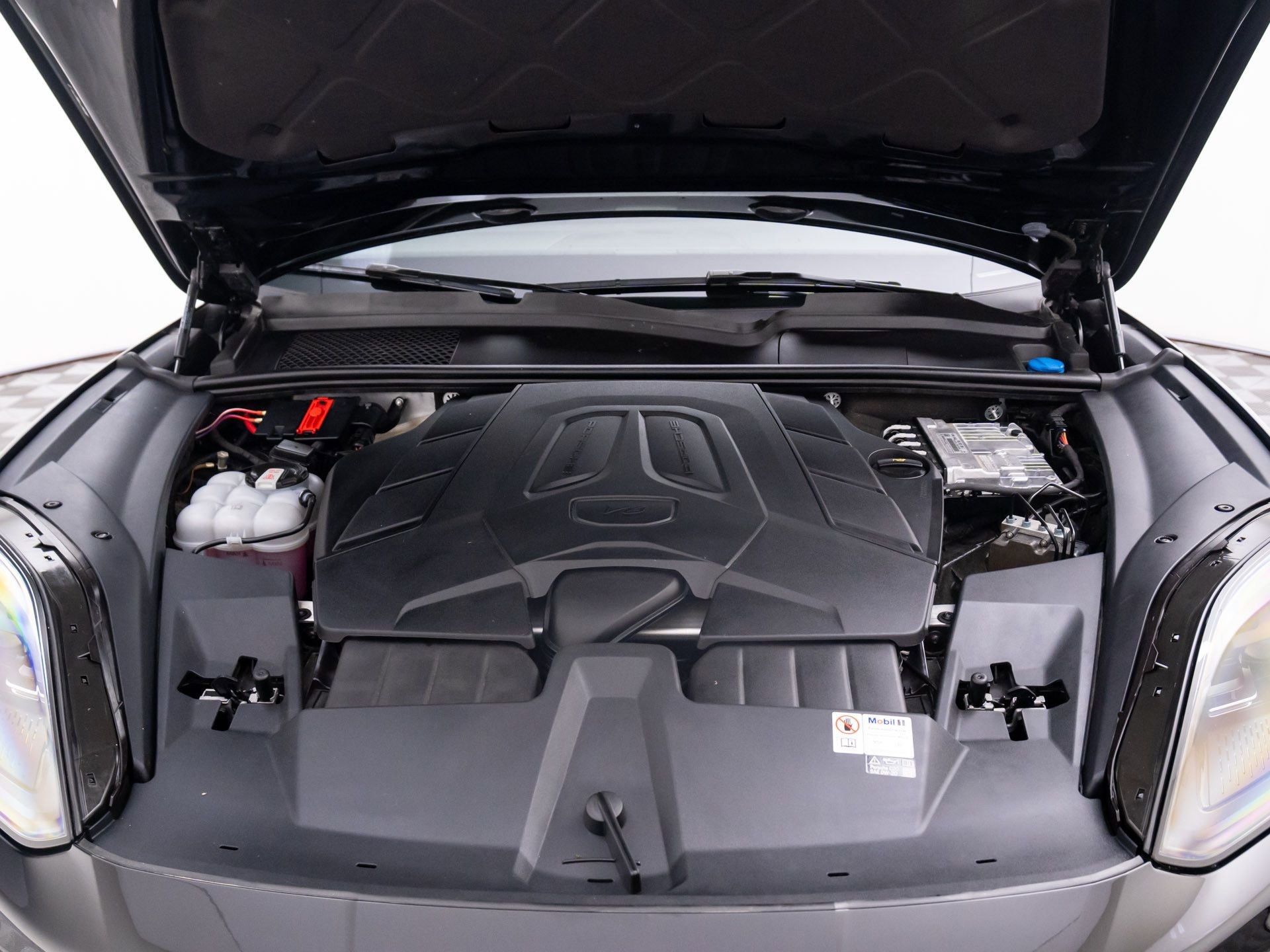 Used 2024 Porsche Cayenne image 27