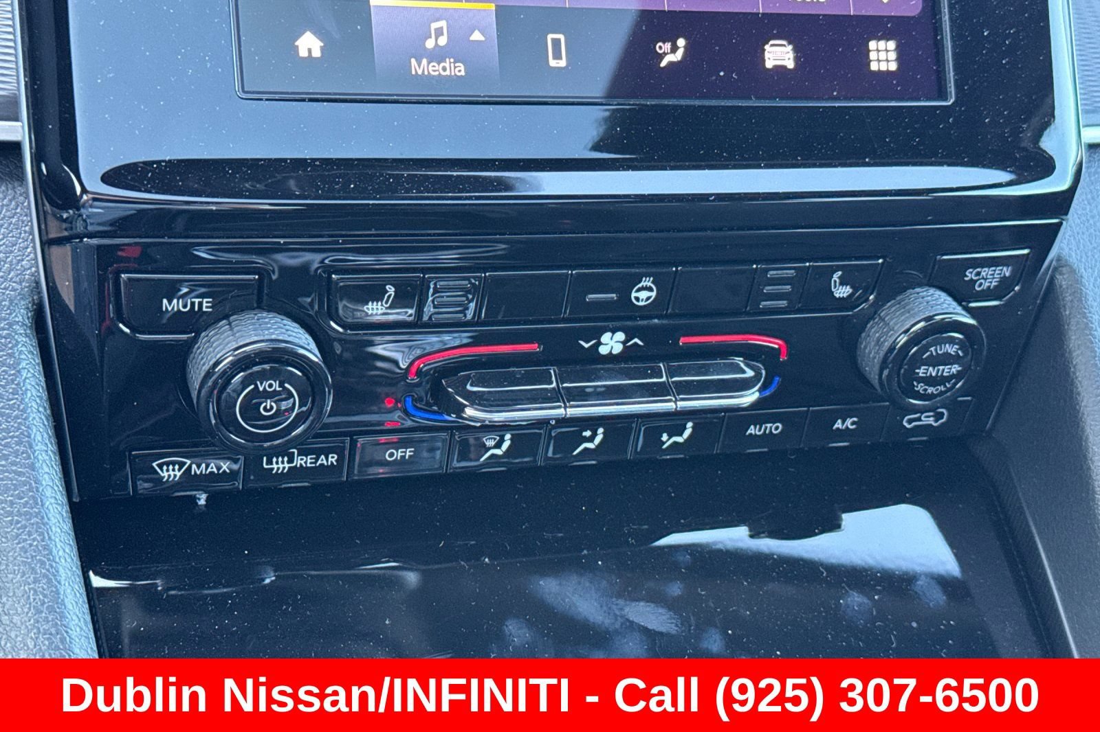 Used 2025 Jeep Grand Cherokee Laredo X w/ Luxury Tech Group I RWD image 29