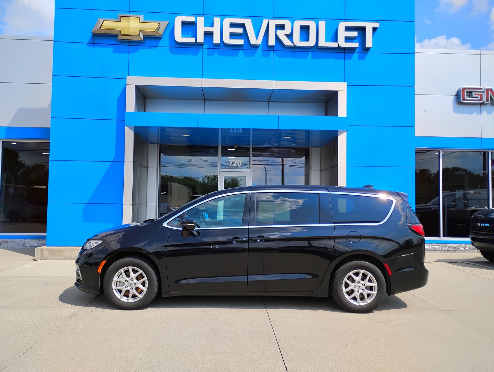 Used 2025 Chrysler Pacifica Select FWD image 11