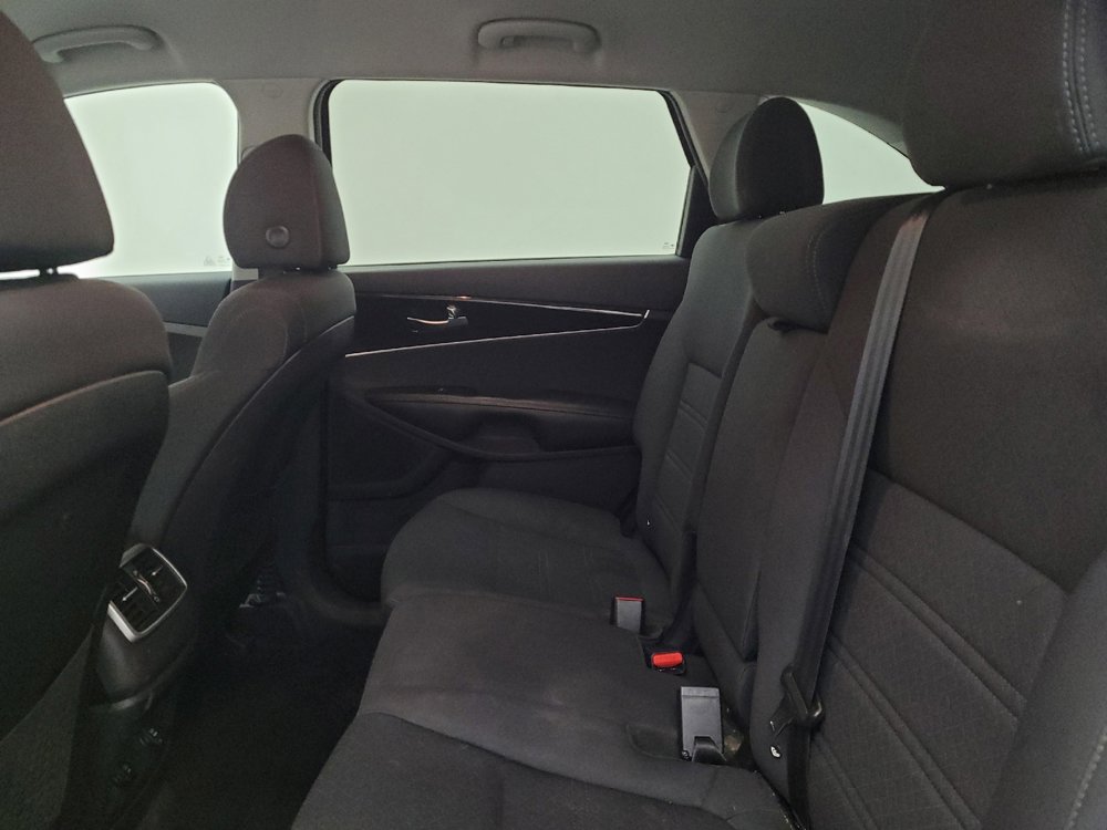 Used 2020 Kia Sorento LX image 18