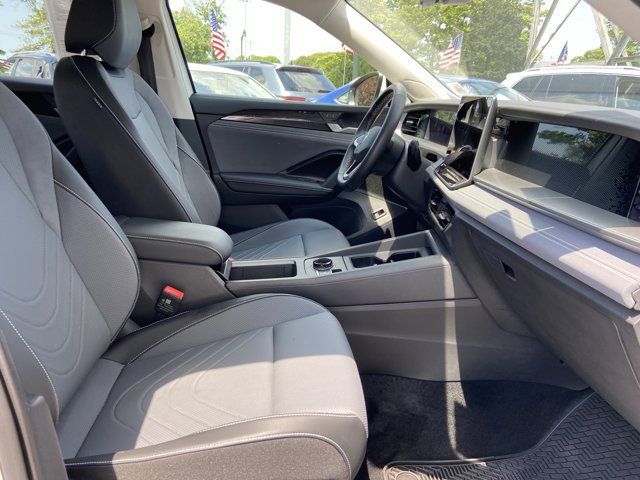 Used 2025 Volkswagen Tiguan SE AWD/4WD image 25