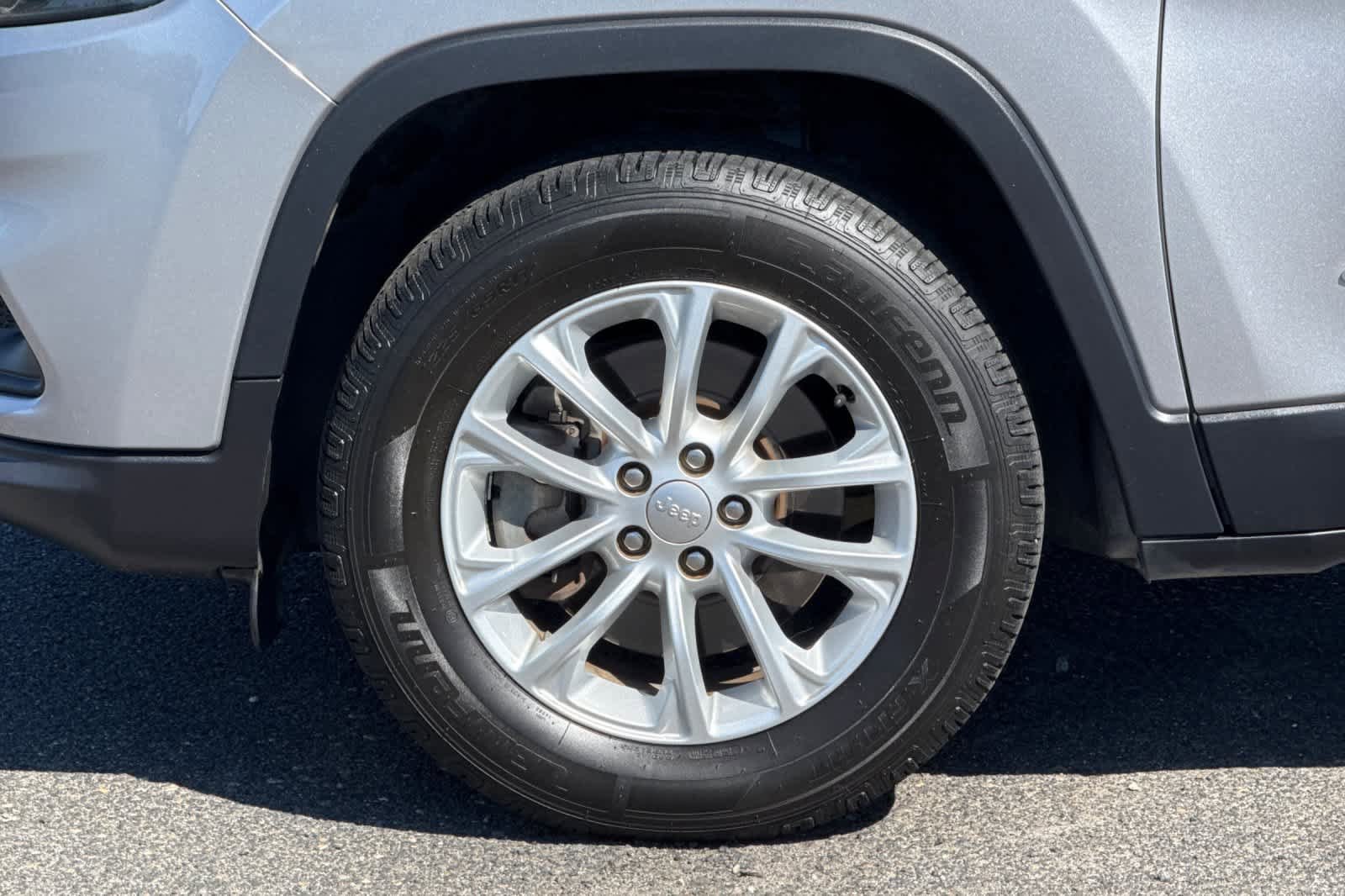 Used 2019 Jeep Cherokee Latitude w/ Popular Appearance Group AWD/4WD image 29