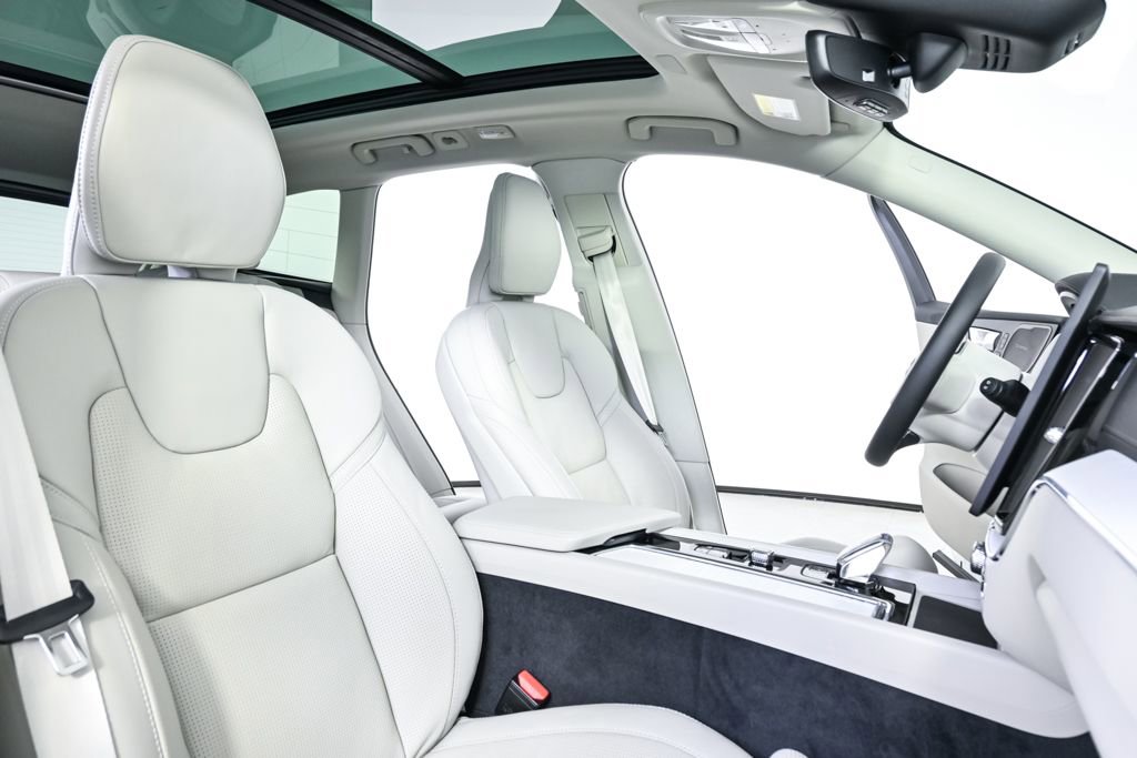 Used 2026 Volvo XC60 B5 Ultra w/ Climate Package image 25
