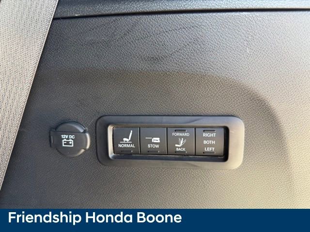 Used 2023 Chrysler Pacifica Limited w/ Uconnect Theater Family Group image 50