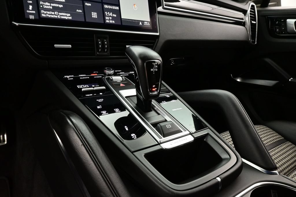 Certified 2021 Porsche Cayenne Turbo S w/ Lightweight Sport Package AWD/4WD image 11