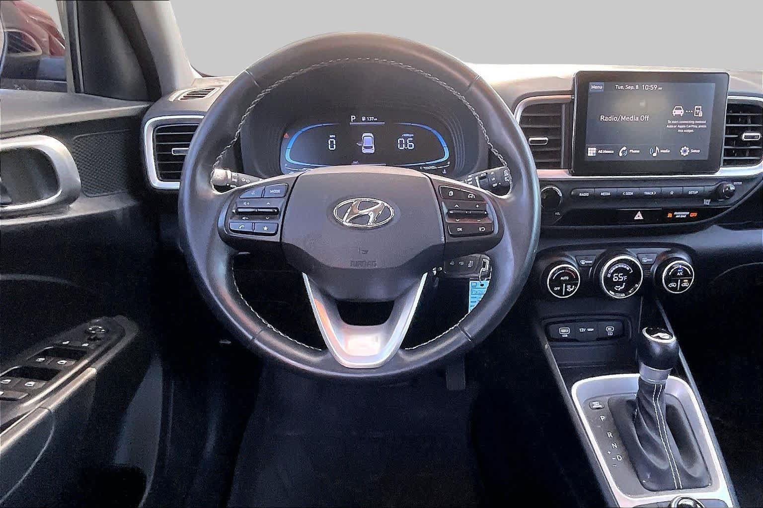 Used 2023 Hyundai Venue SEL w/ Cargo Package FWD image 5